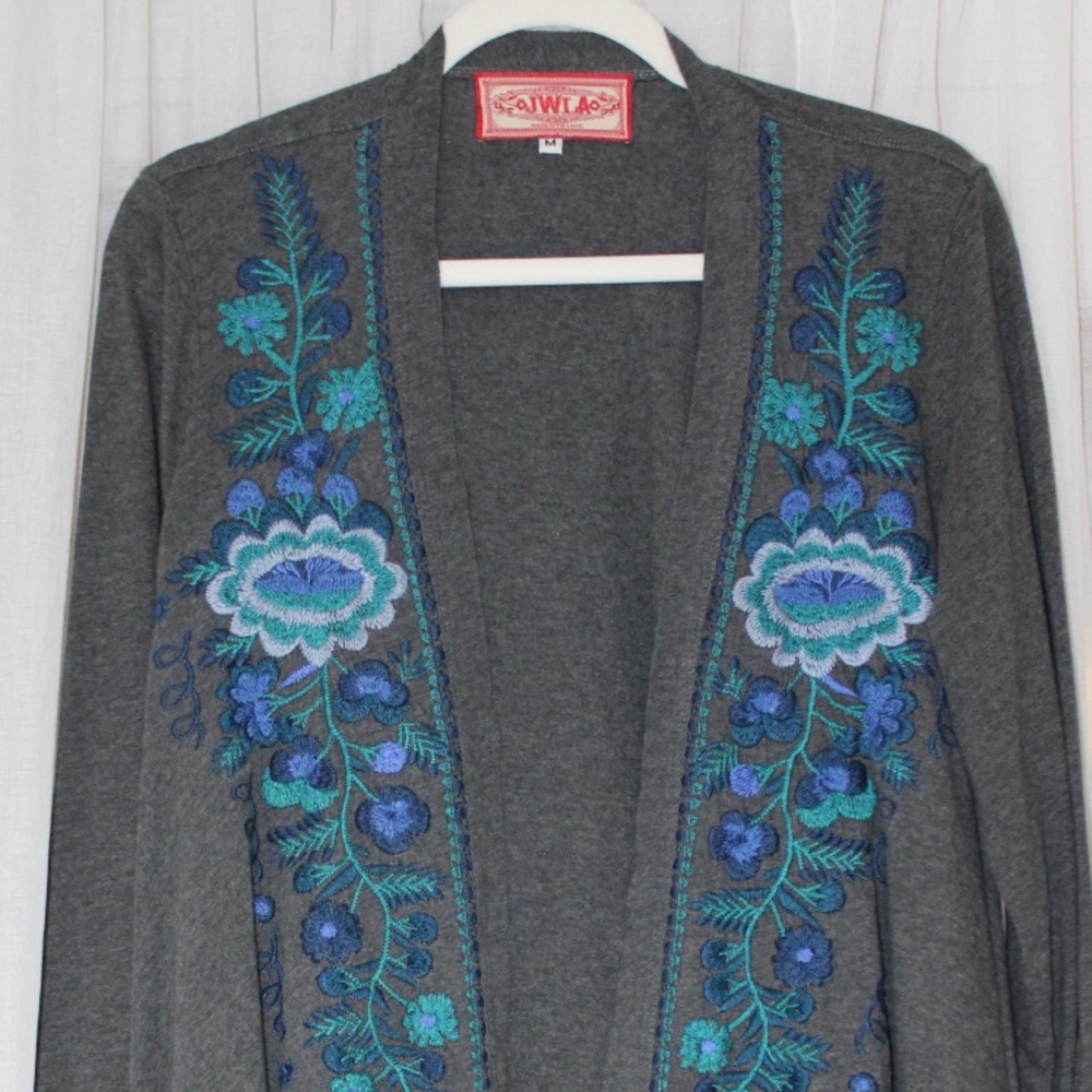 JWLA Chic Gray Cardigan with Blue Floral Embroidery – Size M